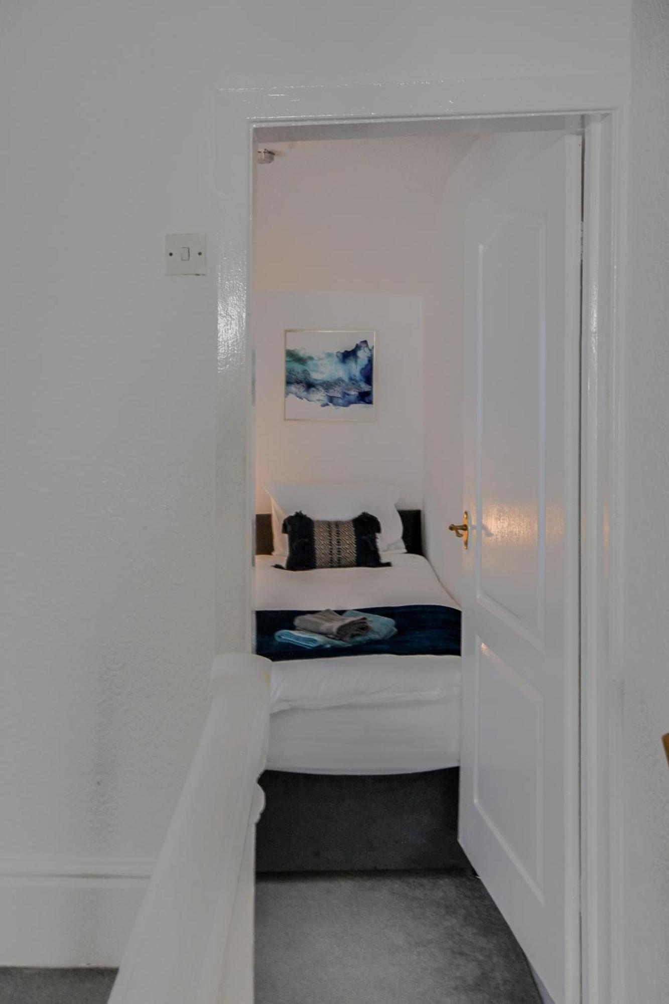 With Alexandra 2 Free Parking - High Speed Free Wifi Close To Stadiums